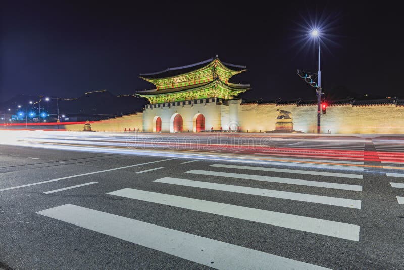 Palácio de Gyeongbokgung na noite em Coreia do Sul, com o nome de t foto de stock Palácio de Gyeongbokgung na noite em Coreia do Sul, com o nome de t foto de stock