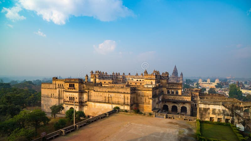 Palácio de Orchha, dia ensolarado e céu azul, vista de cima de Orcha igualmente soletrado, destino famoso do curso na Índia imagem de stock royalty free Palácio de Orchha, dia ensolarado e céu azul, vista de cima de Orcha igualmente soletrado, destino famoso do curso na Índia imagem de stock royalty free