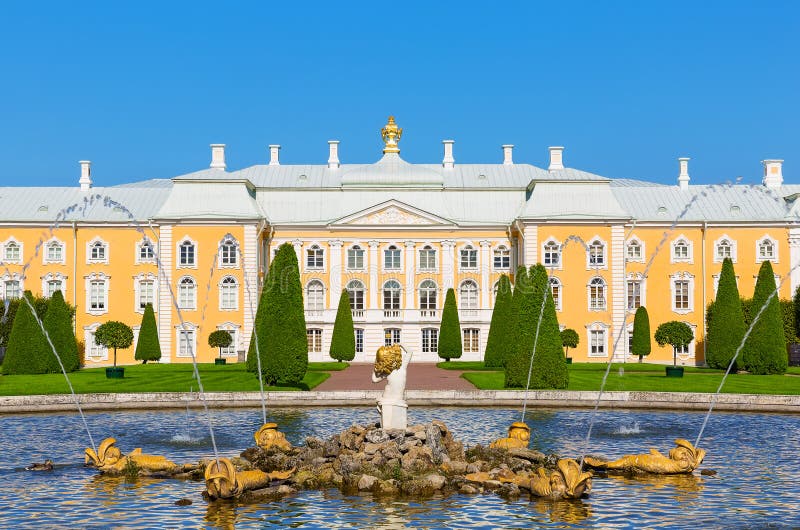 Palácio de Peterhof, Rússia foto de stock royalty free Palácio de Peterhof, Rússia foto de stock royalty free