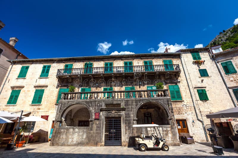 Palácio de Pima, cidade velha de Kotor, Montenegro - em agosto de 2014 fotografia de stock Palácio de Pima, cidade velha de Kotor, Montenegro - em agosto de 2014 fotografia de stock