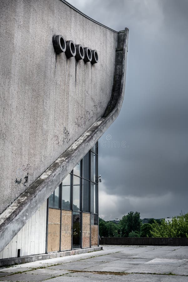 Palácio de Vilnius dos concertos e dos esportes abandonados fotografia de stock Palácio de Vilnius dos concertos e dos esportes abandonados fotografia de stock