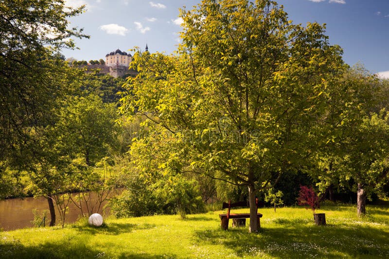 Palácio Dornburg que negligencia um parque idílico fotografia de stock Palácio Dornburg que negligencia um parque idílico fotografia de stock
