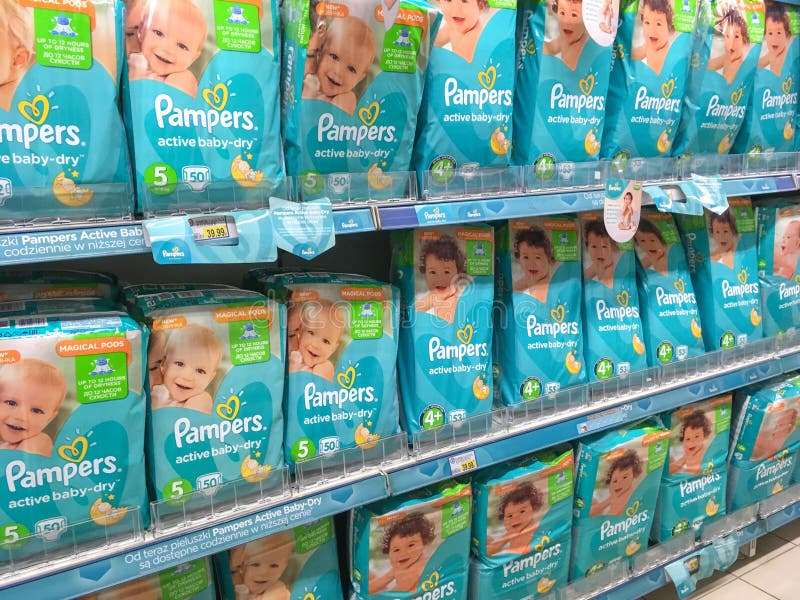 Pampers-Windeln auf Supermarktregal lizenzfreies stockbild Pampers-Windeln auf Supermarktregal lizenzfreies stockbild