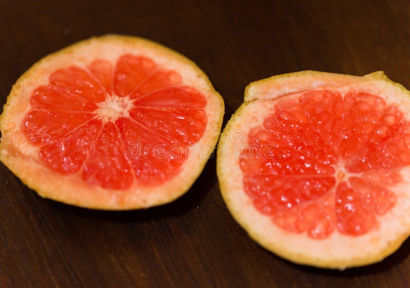 Pamplemousse juteux sur la table photo stock