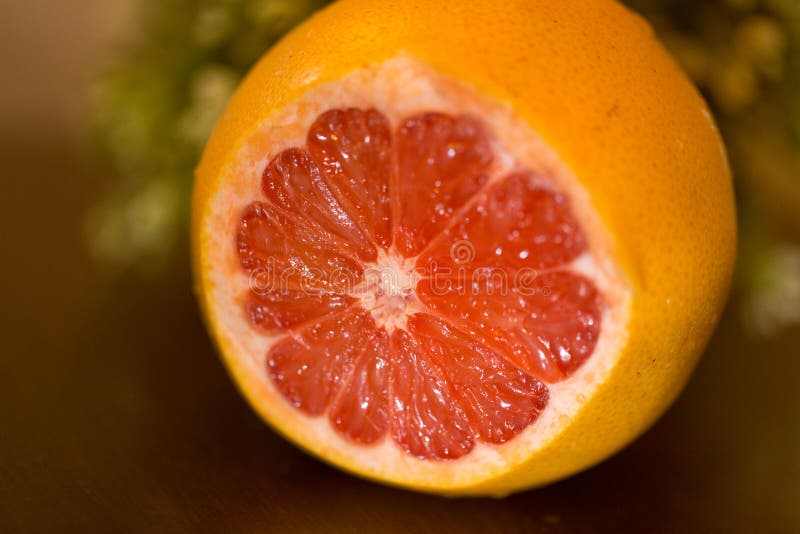 Pamplemousse juteux sur la table images libres de droits