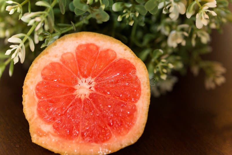 Pamplemousse juteux sur la table images libres de droits