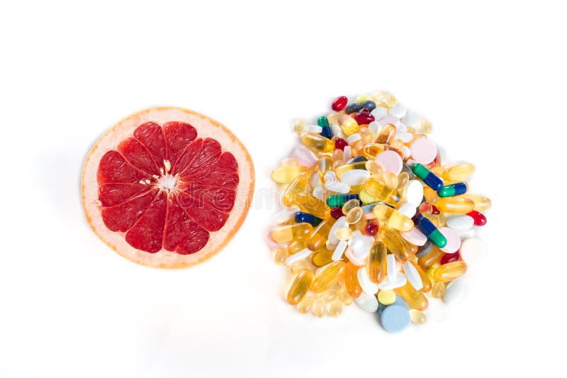 Pamplemousses et pilules, suppléments de vitamine sur le fond blanc avec l'espace de copie, concept d'alimentation saine photos libres de droits Pamplemousses et pilules, suppléments de vitamine sur le fond blanc avec l'espace de copie, concept d'alimentation saine photos libres de droits