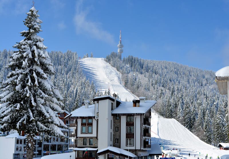 PAMPOROVO, BULGARIA - 11 MARZO 2015: La località di soggiorno dell'inverno con le piste dell'ascensore di sci e dello sci e lo Sn immagini stock PAMPOROVO, BULGARIA - 11 MARZO 2015: La località di soggiorno dell'inverno con le piste dell'ascensore di sci e dello sci e lo Sn immagini stock