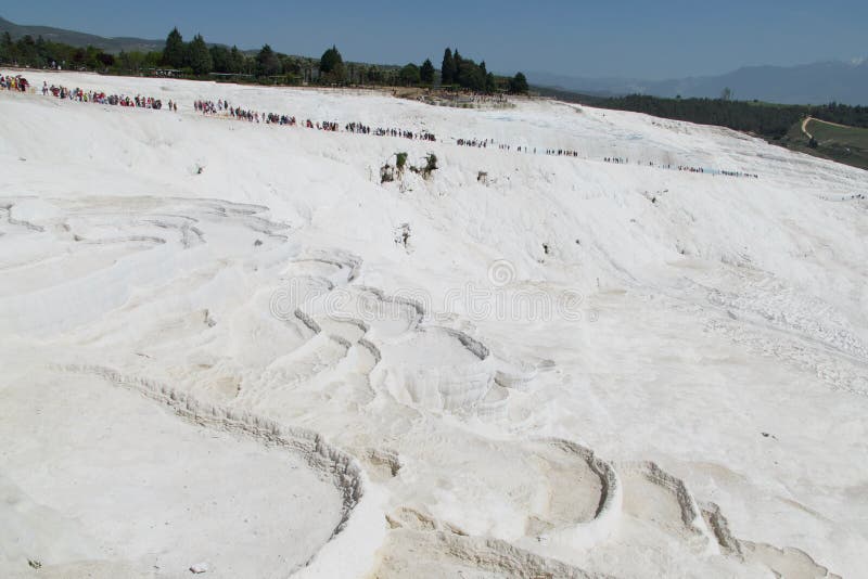 Pamukkale en Turquía es conocida por sus aguas termales ricas en minerales que fluyen por terrazas travertinas blancas fotos de archivo libres de regalías Pamukkale en Turquía es conocida por sus aguas termales ricas en minerales que fluyen por terrazas travertinas blancas fotos de archivo libres de regalías