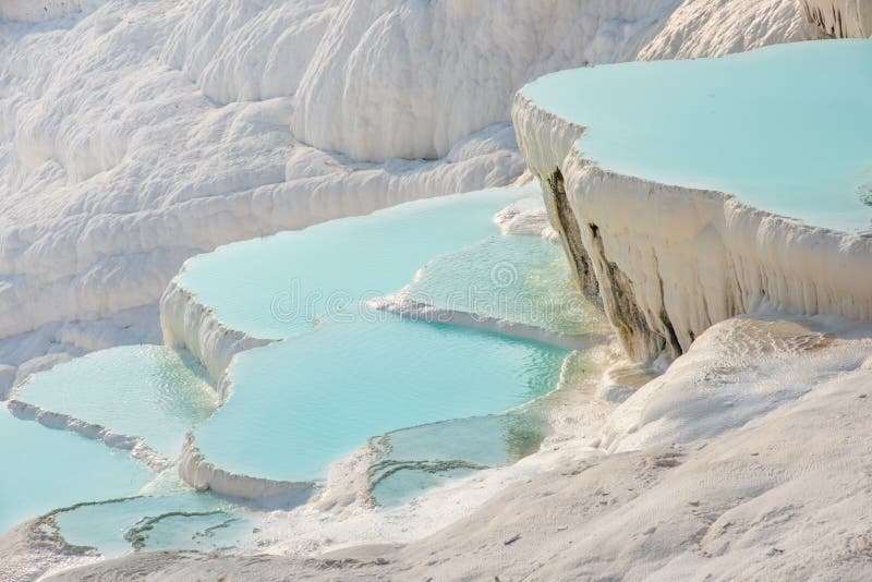Pamukkale, piscina natural con agua azul, Turquía imagen de archivo libre de regalías Pamukkale, piscina natural con agua azul, Turquía imagen de archivo libre de regalías