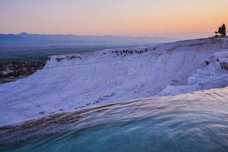 Pamukkale ` s carbonated trawertyny przy półmrokiem zdjęcia stock Pamukkale ` s carbonated trawertyny przy półmrokiem zdjęcia stock