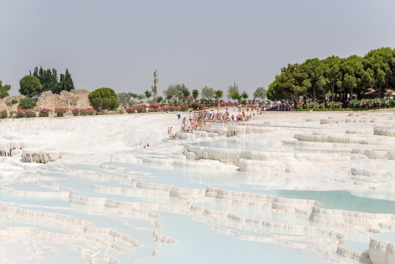 Pamukkale, Turquie Touristes visitant les belles terrasses de travertin image stock Pamukkale, Turquie Touristes visitant les belles terrasses de travertin image stock