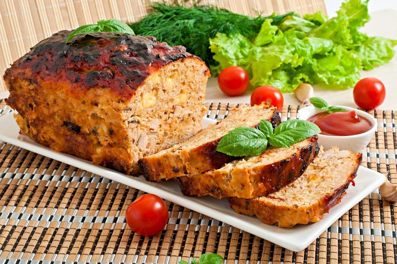 Pan con carne con la salsa de tomate y la albahaca