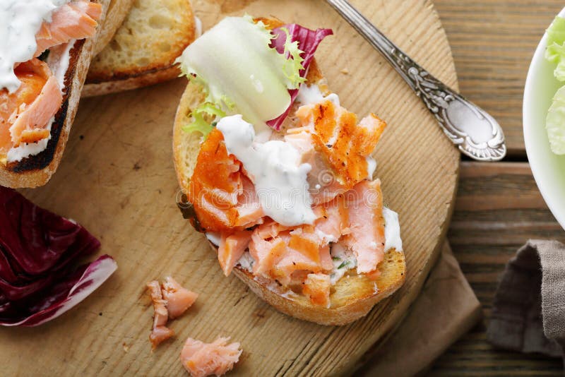 Pan con los salmones y la salsa imágenes de archivo libres de regalías Pan con los salmones y la salsa imágenes de archivo libres de regalías