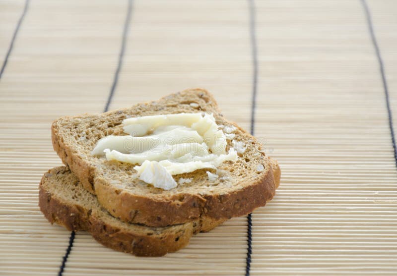 Pan cortado con queso del brie fotografía de archivo Pan cortado con queso del brie fotografía de archivo
