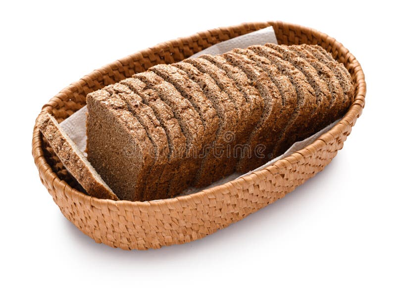 Pan de centeno en rodajas en una cesta de mimbre aislada sobre un fondo blanco