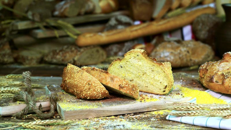 Pan de maíz fresco rebanado en la mesa de la panadería. almacen de video