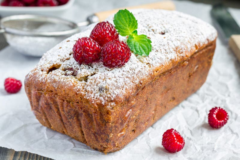 Pan de plátano con las frambuesas, cerezas y chocolate blanco, horizontales fotografía de archivo Pan de plátano con las frambuesas, cerezas y chocolate blanco, horizontales fotografía de archivo