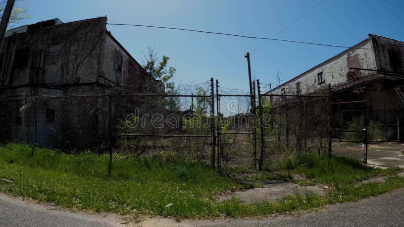 Pan de ruines industrielles abandonnées bâtiments délabrés et terrains surcultivés clips vidéos