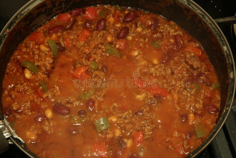 Pan des Dämpfens des heißen sprudelnden Chili con carne lizenzfreies stockbild Pan des Dämpfens des heißen sprudelnden Chili con carne lizenzfreies stockbild
