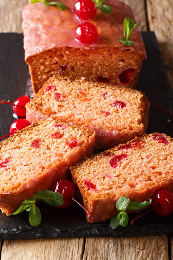 Pan dulce recientemente cocido delicioso con las cerezas de marrasquino y imagenes de archivo Pan dulce recientemente cocido delicioso con las cerezas de marrasquino y imagenes de archivo