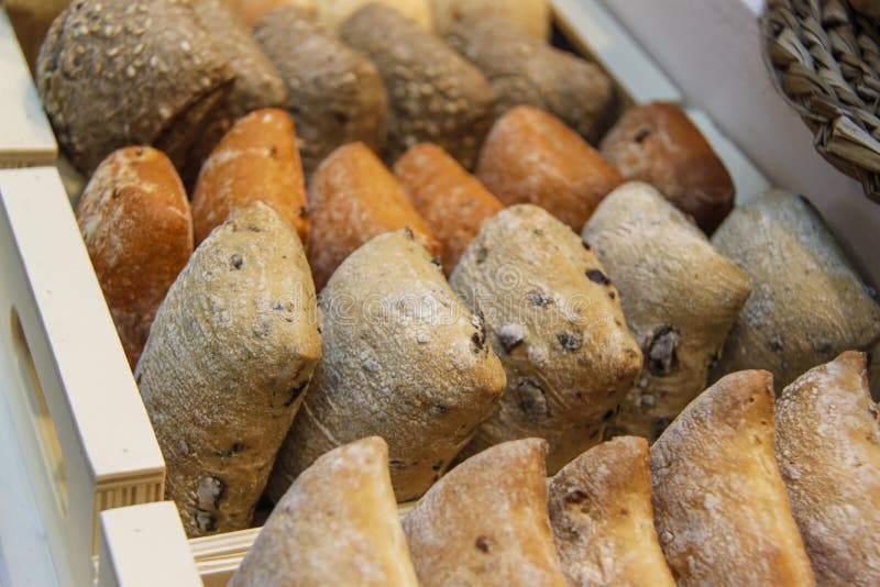 Pan dulce y salado italiano fresco con los aromas y la harina especial imagen de archivo libre de regalías Pan dulce y salado italiano fresco con los aromas y la harina especial imagen de archivo libre de regalías