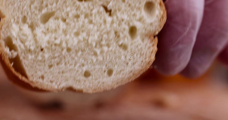Pan francés largo y fresco suave en la cocina almacen de metraje de vídeo