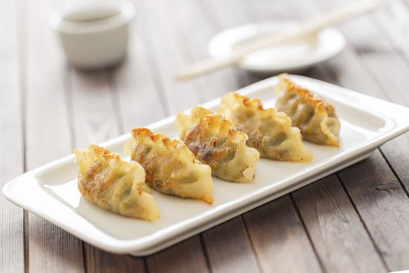 Pan Fried Dumpling, com molho Alimento asiático imagem de stock royalty free Pan Fried Dumpling, com molho Alimento asiático imagem de stock royalty free