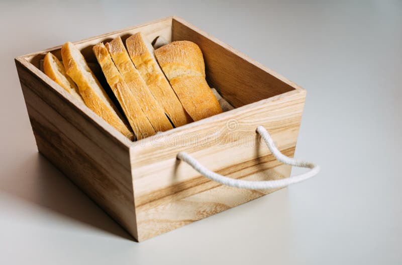 Pan hecho en casa libre del gluten pedazos Gluten-libres de pan del trigo en una cesta de madera fotografía de archivo libre de regalías Pan hecho en casa libre del gluten pedazos Gluten-libres de pan del trigo en una cesta de madera fotografía de archivo libre de regalías
