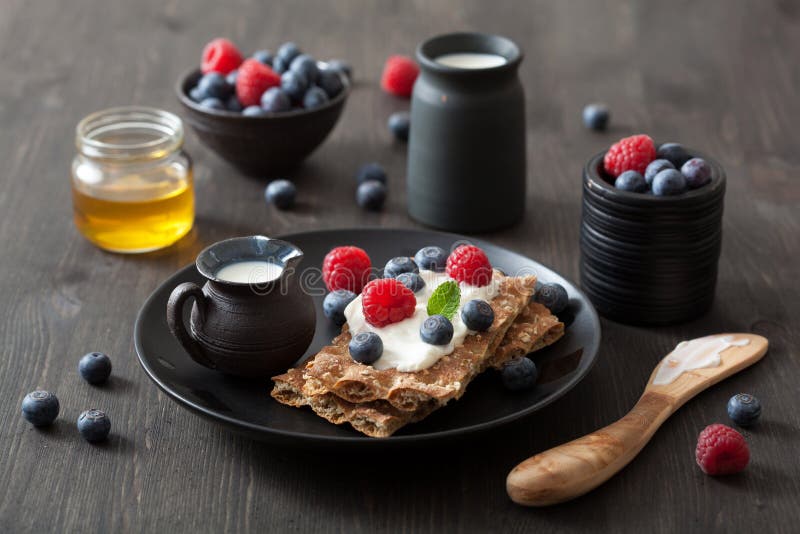 Pan quebradizo con fraiche y bayas de la nata imagen de archivo Pan quebradizo con fraiche y bayas de la nata imagen de archivo