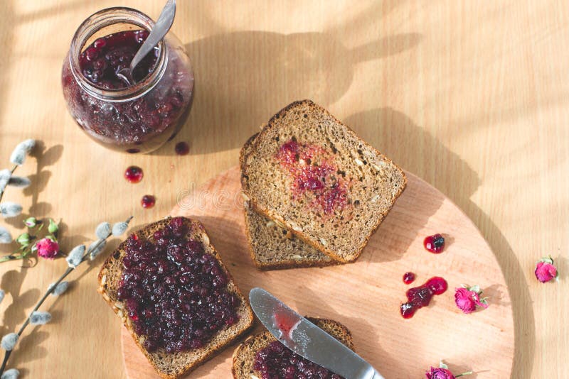 Pan sano hecho en casa cocido fresco con el atasco de la grosella negra - mermelada hecha en casa con las frutas orgánicas fresca fotos de archivo Pan sano hecho en casa cocido fresco con el atasco de la grosella negra - mermelada hecha en casa con las frutas orgánicas fresca fotos de archivo