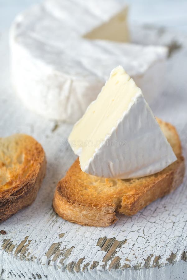 Pan tostado con queso del camembert imágenes de archivo libres de regalías Pan tostado con queso del camembert imágenes de archivo libres de regalías
