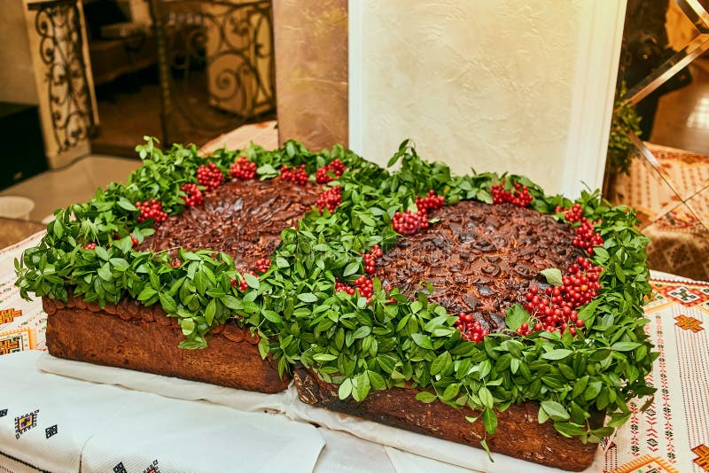 Pan ucraniano Korovai de la boda tradicional con las flores fotografía de archivo libre de regalías Pan ucraniano Korovai de la boda tradicional con las flores fotografía de archivo libre de regalías