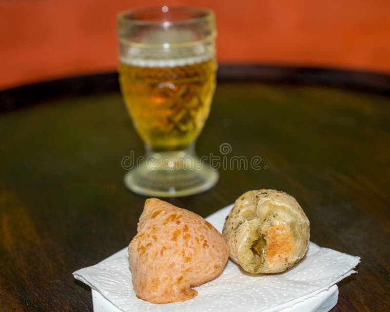 Pan y cerveza brasileños del queso foto de archivo Pan y cerveza brasileños del queso foto de archivo