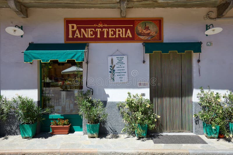 Panadería italiana antigua con las plantas en la ciudad de Barolo fotografía de archivo libre de regalías Panadería italiana antigua con las plantas en la ciudad de Barolo fotografía de archivo libre de regalías