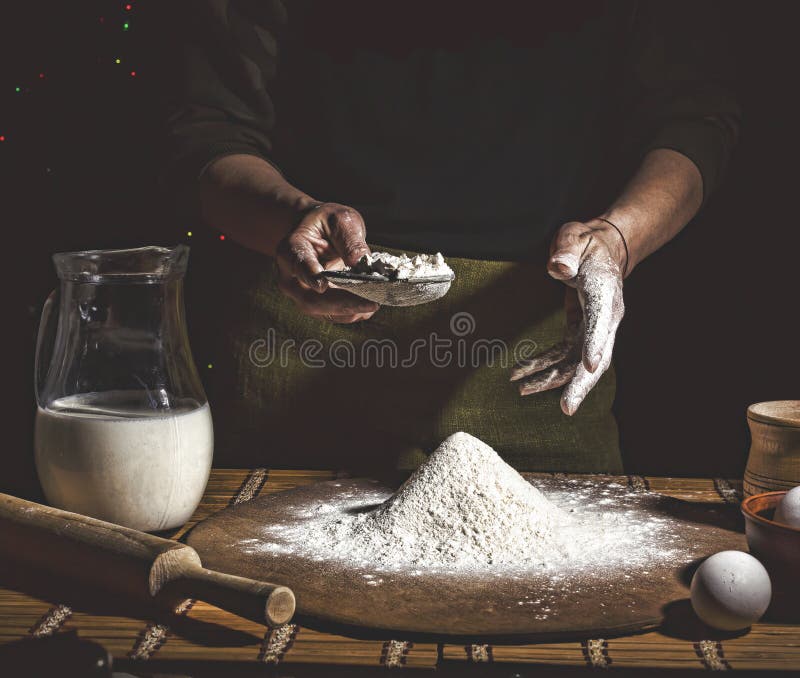 panadería Sirva la preparación del pan, de la torta de Pascua, del pan de Pascua o de los cruz-bollos en la tabla de madera en un fotografía de archivo libre de regalías panadería Sirva la preparación del pan, de la torta de Pascua, del pan de Pascua o de los cruz-bollos en la tabla de madera en un fotografía de archivo libre de regalías