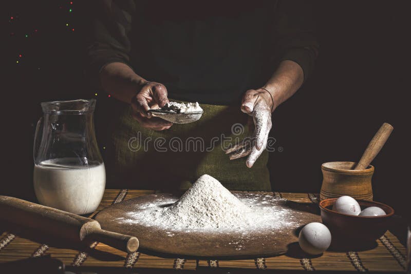 panadería Sirva la preparación del pan, de la torta de Pascua, del pan de Pascua o de los cruz-bollos en la tabla de madera en un fotografía de archivo libre de regalías panadería Sirva la preparación del pan, de la torta de Pascua, del pan de Pascua o de los cruz-bollos en la tabla de madera en un fotografía de archivo libre de regalías