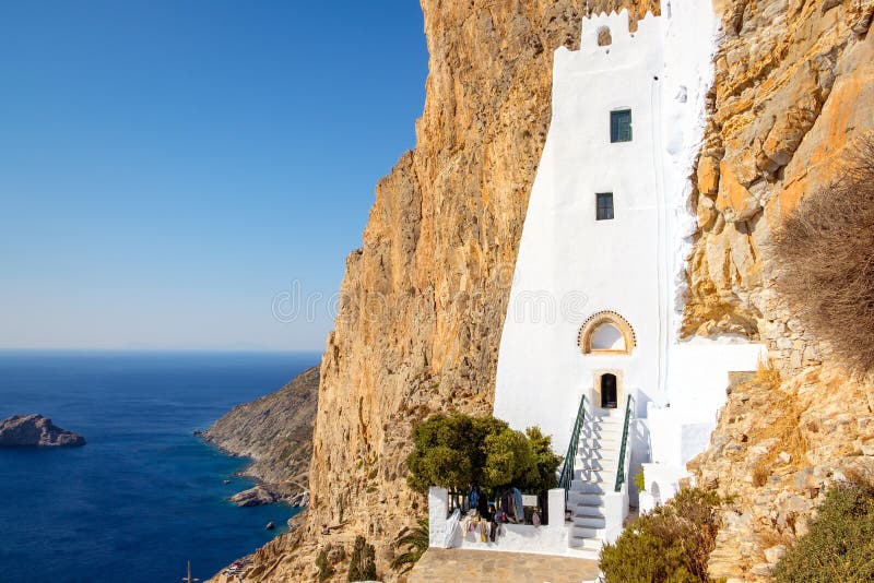 Panagia Hozoviotissa kloster och havet på den Amorgos ön, Grekland arkivfoton Panagia Hozoviotissa kloster och havet på den Amorgos ön, Grekland arkivfoton