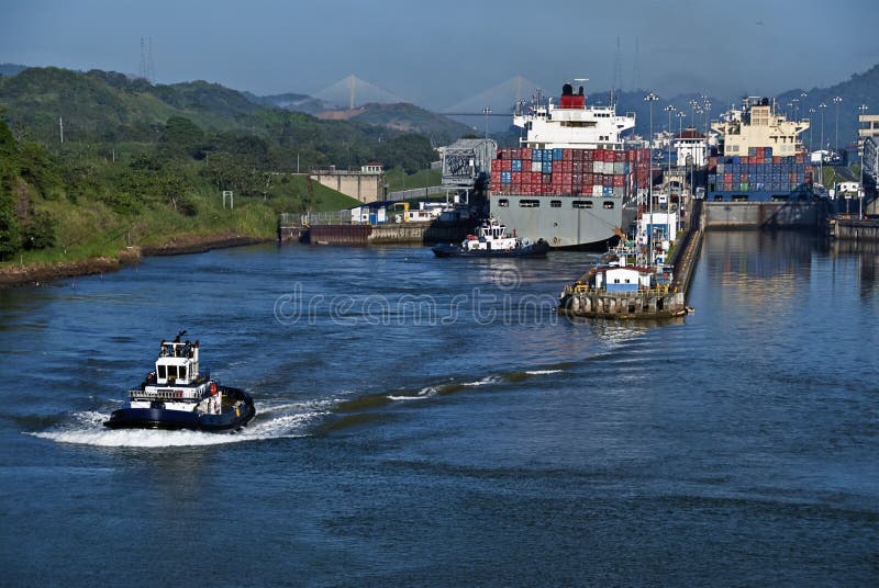 Kontajnerových lodí a tug boat na Miraflores Zámky na Panamský Prieplav, spája Atlantický a tichý Oceán, a hlavné turistické destinácie.