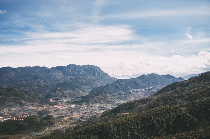 Panaromic et belle vue des maisons et des gisements verts de riz de terrasse avec le ciel bleu et les nuages au village dans Sapa photo libre de droits Panaromic et belle vue des maisons et des gisements verts de riz de terrasse avec le ciel bleu et les nuages au village dans Sapa photo libre de droits