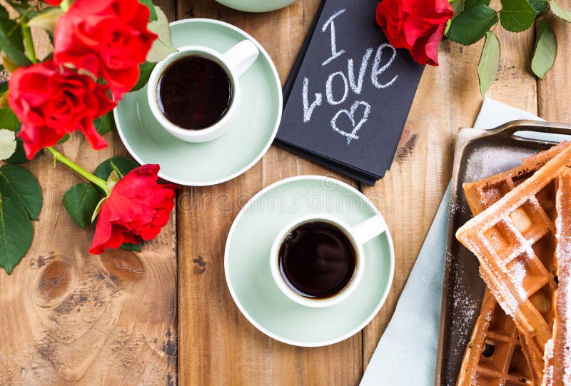 Pancake con il caviale ed il burro, un mazzo dei tulipani freschi e un fondo di legno Alimento russo tradizionale per il carneval fotografia stock Pancake con il caviale ed il burro, un mazzo dei tulipani freschi e un fondo di legno Alimento russo tradizionale per il carneval fotografia stock