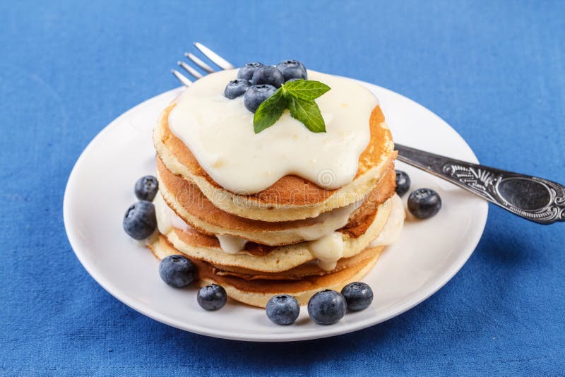 Pancake con il mirtillo fresco immagini stock libere da diritti