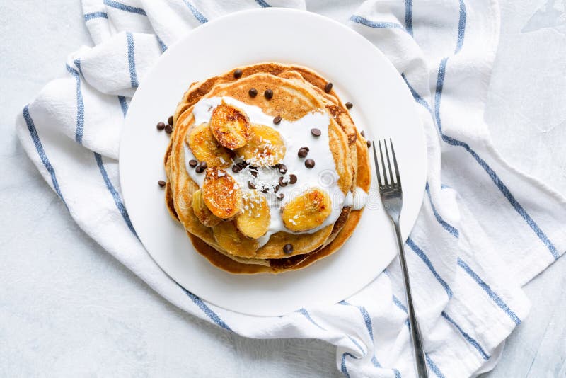 Pancake con le banane ed il yogurt caramellati immagini stock libere da diritti Pancake con le banane ed il yogurt caramellati immagini stock libere da diritti