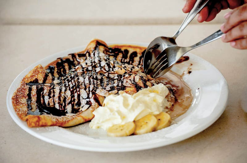 Pancake del primo piano con le banane ed il cioccolato immagine stock libera da diritti Pancake del primo piano con le banane ed il cioccolato immagine stock libera da diritti