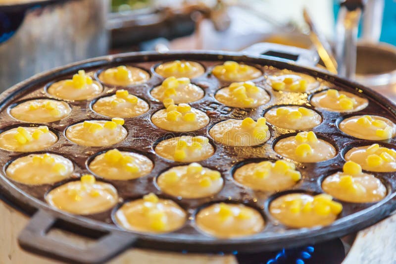 Pancake del riso della noce di cocco di Khanom Khrok, dessert tailandese tradizionale del pancake del budino, pronto mescolando l fotografia stock Pancake del riso della noce di cocco di Khanom Khrok, dessert tailandese tradizionale del pancake del budino, pronto mescolando l fotografia stock
