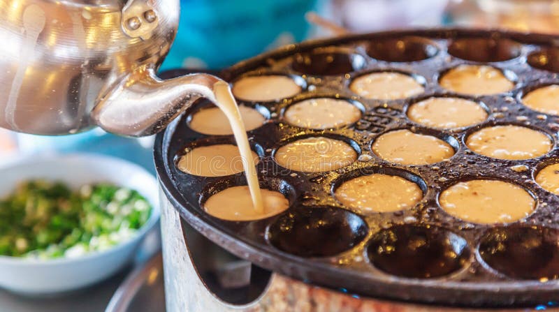 Pancake del riso della noce di cocco di Khanom Khrok, dessert tailandese tradizionale del pancake del budino, pronto mescolando l fotografia stock libera da diritti Pancake del riso della noce di cocco di Khanom Khrok, dessert tailandese tradizionale del pancake del budino, pronto mescolando l fotografia stock libera da diritti