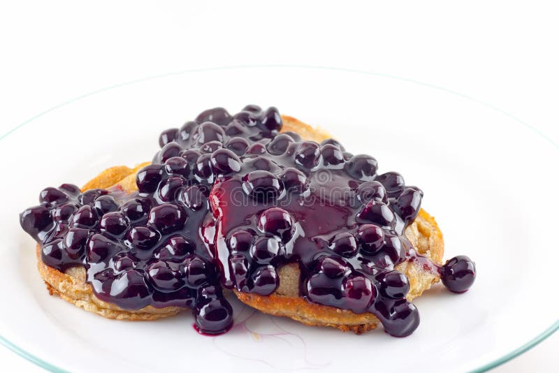 Pancake della noce con la salsa fresca del mirtillo immagine stock
