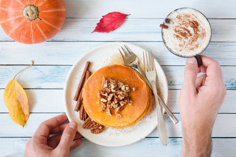 Pancake della zucca e latte della spezia della zucca Alimento di autunno fotografia stock Pancake della zucca e latte della spezia della zucca Alimento di autunno fotografia stock
