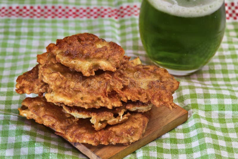 Pancake di patata irlandesi nella regolazione di tema del giorno degli stPatrick immagini stock Pancake di patata irlandesi nella regolazione di tema del giorno degli stPatrick immagini stock