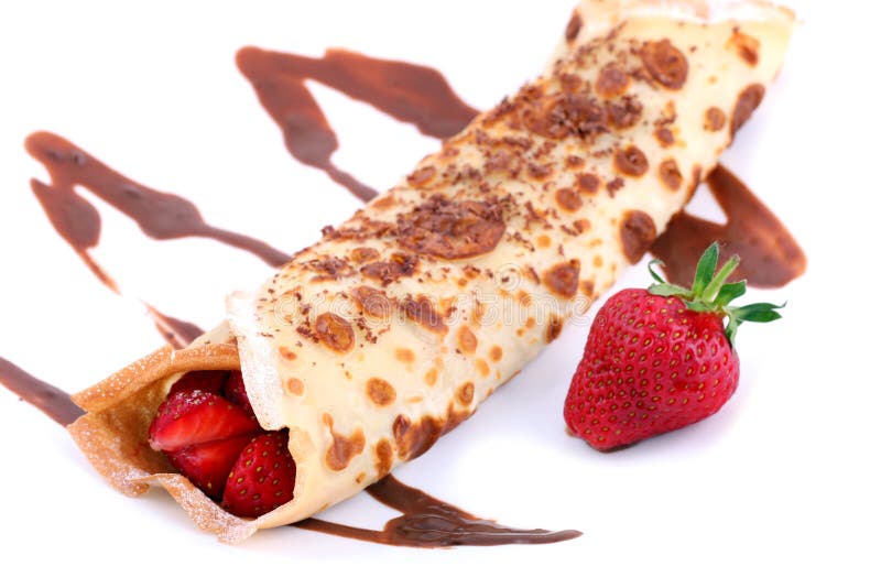 Pancake serviti isolati con la fragola ed il cioccolato immagine stock Pancake serviti isolati con la fragola ed il cioccolato immagine stock